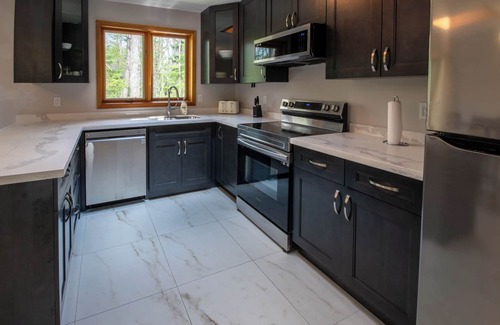 Grand Bend Cottage | Periwinkle Place- Close to the Beach in Southcott Pines!