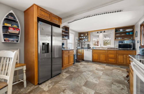 Somerset House | Pet & Family Friendly Near Lake HotTub FirePit Game Room Close to town