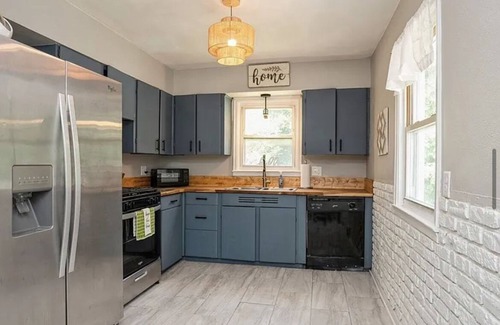 Greater South Side House | Pet & family friendly 4-bedroom house, sleeps 10. Close to DSM Airport!