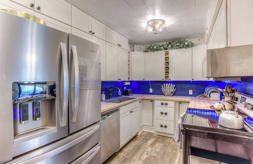 Casas Adobes Condo | Pet-friendly 1-bedroom condo in NW Tucson with Fireplace & Covered Patio