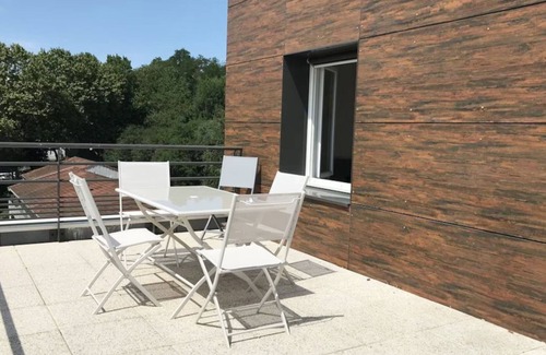 Dardilly Apartment | Pet-Friendly 1-Bedroom in Scenic Dardilly