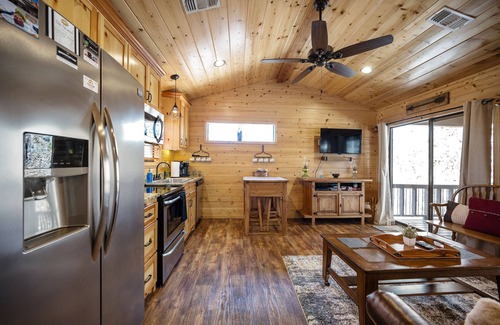 Broken Bow Cabin | Pet friendly 1 BR Cabin, Hot Tub, Fire Pit, Sleeps 4