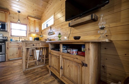 Broken Bow Cabin | Pet friendly 1 BR Cabin, Hot Tub, Fire Pit, Sleeps 4