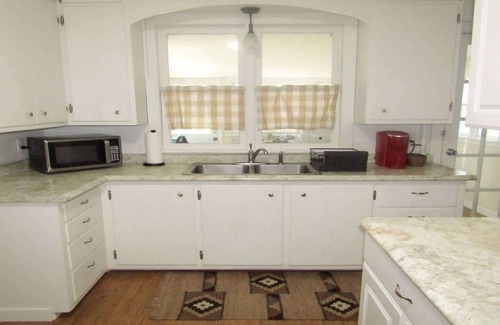 Manhattan House | Pet-Friendly 2BR | Fenced Yard | Near K-State & Aggieville