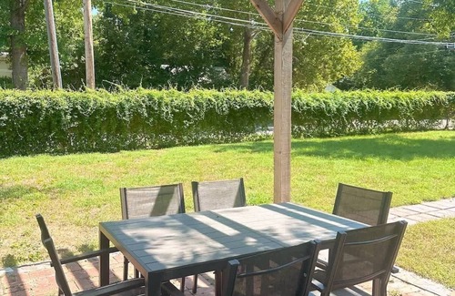 Manhattan House | Pet-Friendly 2BR | Fenced Yard | Near K-State & Aggieville
