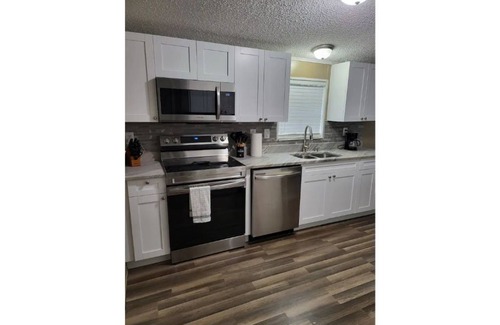 Lakeland House | Pet Friendly 3 bedroom home with all new amenities