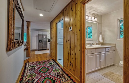 Mirror Lake House | PET FRIENDLY: 3 mins to Highlands, 12 mins Cashiers.