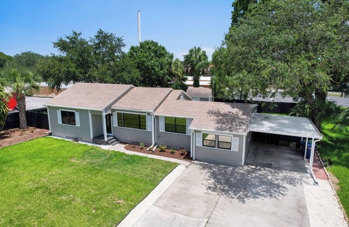 Virginia Park House | Pet-friendly 3bdr 2bath house close to airport, downtown, beach and restaurants.