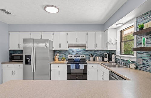 Thomas Drive House | Pet-friendly 3BR/2BA Panama City Beach vacation home near Pier Park, St. Andrews State Park, and white-sand Gulf beaches. Enjoy a fenced backyard, full kitchen, fast WiFi, and cozy spaces—perfect for family beach getaways with your furry friend!