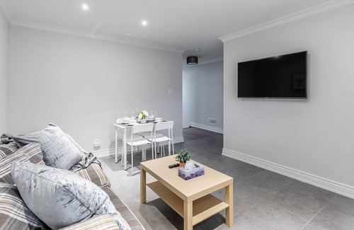 Little Italy Apartment | Pet-Friendly 3BR Apartment - Ossington Ave!