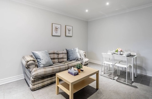 Little Italy Apartment | Pet-Friendly 3BR Apartment - Ossington Ave!