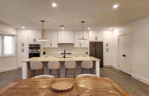 Bahamia West House | Pet-Friendly 3BR Mediterranean Spa-Inspired Retreat for Groups, Couples and More
