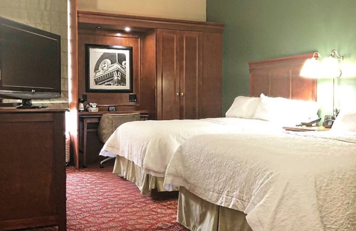Athens Hotel | Pet-friendly Accommodation Near Classic Center Theater! Free Parking & Breakfast