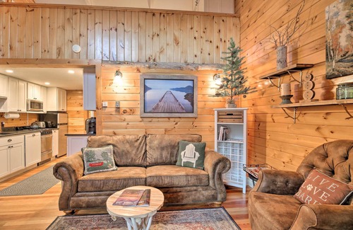 Saranac Lake Cabin | Pet-Friendly Adirondack Cabin w/On-Site Lake