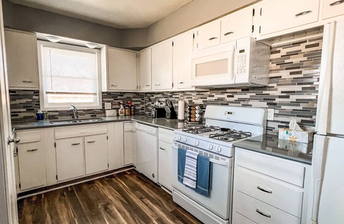 Benson Gardens House | Pet Friendly Airbnb W/4' Fenced Yard & King Bed