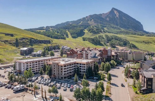 Crested Butte Condo | Pet-Friendly - Amazing Location - Hot Tub & Pool