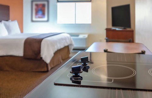 West Jordan Hotel | Pet-Friendly and Modern Retreat w/Full Kitchen! Near Jordan Landing!