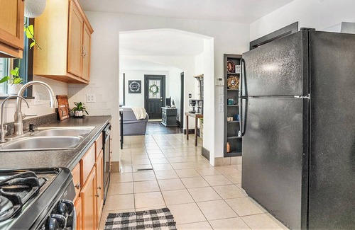 Creston Apartment | Pet friendly apartment with primary suite with King bed plus a queen bedroom