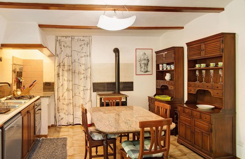 Cassinasco Apartment | Pet-Friendly Apartment CasaFiò Grotta with Shared Garden & Wi-Fi