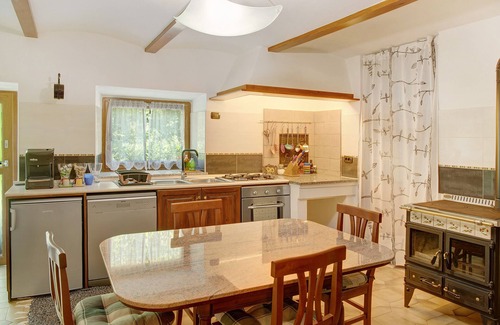 Cassinasco Apartment | Pet-Friendly Apartment CasaFiò Grotta with Shared Garden & Wi-Fi