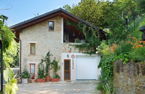 Cassinasco Apartment | Pet-Friendly Apartment CasaFiò Grotta with Shared Garden & Wi-Fi