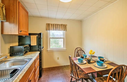 Stony Creek Apartment | Pet-friendly Branford Apt - 10 Min Walk to Beach!