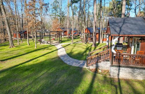 Broken Bow House | Pet-Friendly Broken Bow Cabin Hot Tub and Fireplace