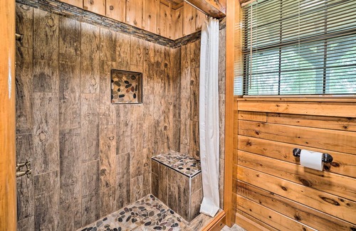 Pickens Cabin | Pet-Friendly Broken Bow Gem w/ Deck & Grill!