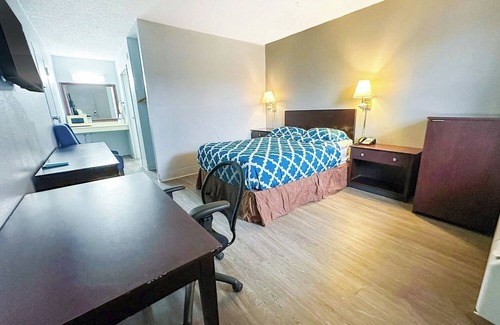 Madisonville Hotel | Pet-Friendly Budget Room Close to Perham Park for Outdoor Enthusiasts