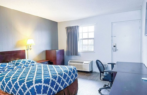 Madisonville Hotel | Pet-Friendly Budget Room Close to Perham Park for Outdoor Enthusiasts