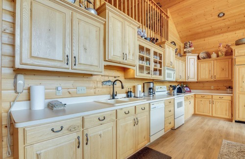 Mammoth Creek Cabin | Pet-Friendly Cabin < 1 Mi to Panguitch Lake!