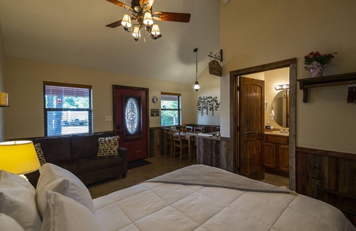 Waco House | Pet Friendly Cabin 4 - 15 minutes from Magnolia and Baylor