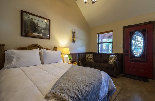 Waco House | Pet Friendly Cabin 4 - 15 minutes from Magnolia and Baylor