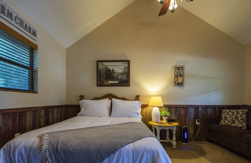 Waco House | Pet Friendly Cabin 4 - 15 minutes from Magnolia and Baylor