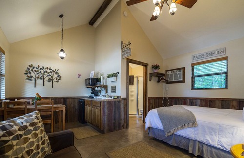 Waco House | Pet Friendly Cabin 4 - 15 Minutes From Magnolia and Baylor