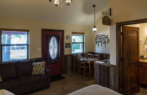 Waco House | Pet Friendly Cabin 4 - 15 Minutes From Magnolia and Baylor