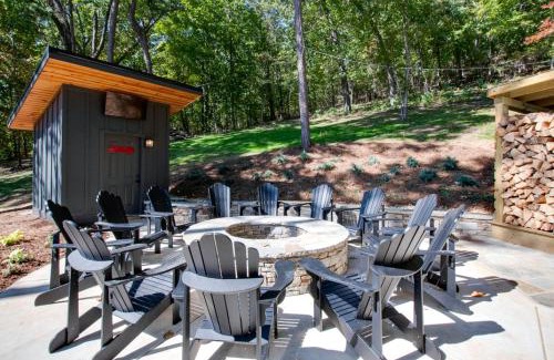 Groveoak House | Pet-Friendly Cabin Ideal for Families with Jacuzzi and Lake Views in Alabama