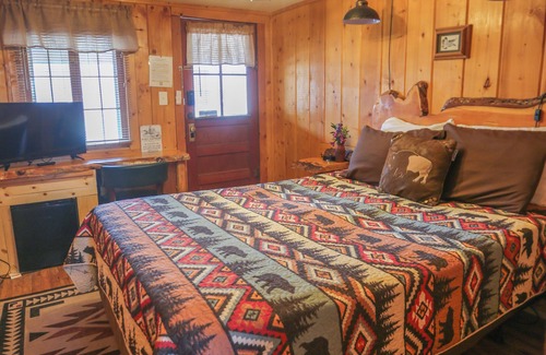 Dubois Cabin | Pet-Friendly Cabin - Queen Beds, Hot Tub, Free Parking & Scenic River Setting