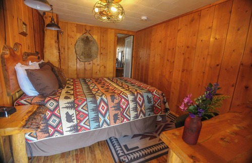 Dubois Cabin | Pet-Friendly Cabin - Queen Beds, Hot Tub, Free Parking & Scenic River Setting
