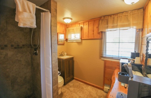 Dubois Cabin | Pet-Friendly Cabin - Queen Beds, Hot Tub, Free Parking & Scenic River Setting