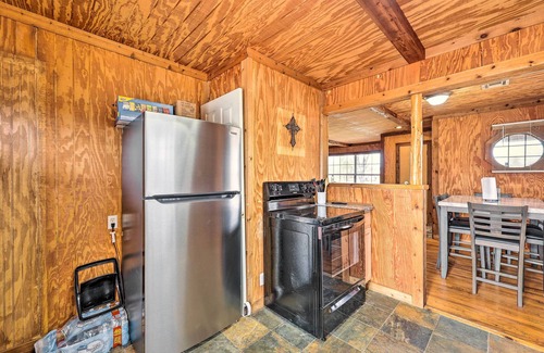 Lequire Cabin | Pet-Friendly Cabin Rental Retreat!