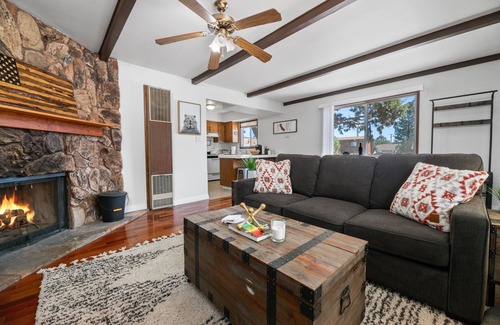 Woodlands House | Pet friendly cabin with fireplace and fenced yard