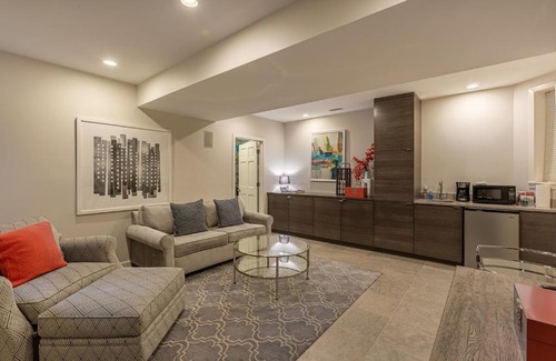 Sheffield Neighbors Apartment | PET FRIENDLY! Charming and Cozy - Close to DePaul and Public Transit apts