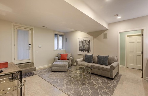 Sheffield Neighbors Apartment | PET FRIENDLY! Charming and Cozy - Close to DePaul and Public Transit apts