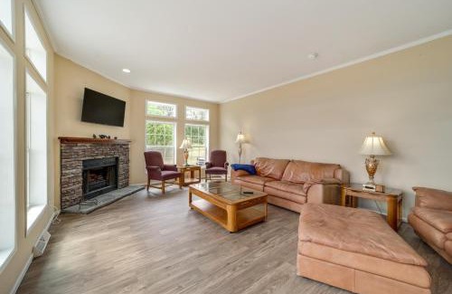Checotah House | Pet-Friendly Checotah Home with Deck and Lake Views!