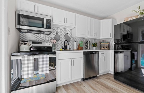 Gainesville Condo | Pet-Friendly CLEAN King Bed Retreat Near UF, Stadium, DT & Shands