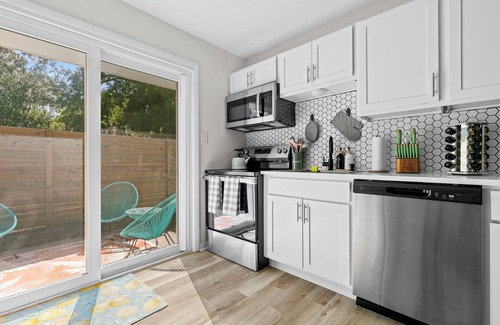 Gainesville Condo | Pet-Friendly CLEAN King Bed Retreat Near UF, Stadium, DT & Shands