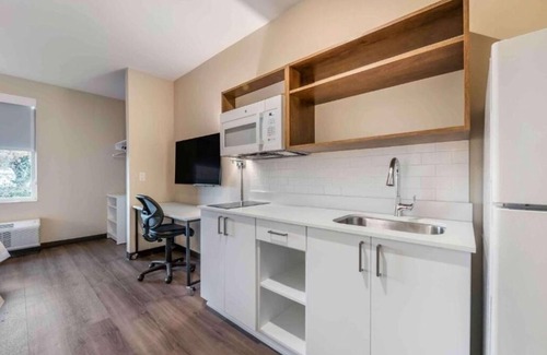 Sparks Hotel | Pet-Friendly Comfort at Spacious Modern Sparks Suite