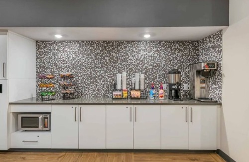 Sparks Hotel | Pet-Friendly Comfort at Spacious Modern Sparks Suite