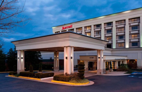 Fairfax Hotel | Pet-Friendly Comfort Near Fairfax Museum & Visitor Center | Free Parking